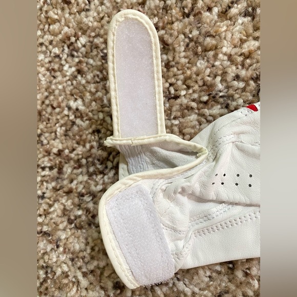 New PGA Leather pair of golf gloves.White red. Inc. Button Marker. Girl's 17 - Picture 6 of 12